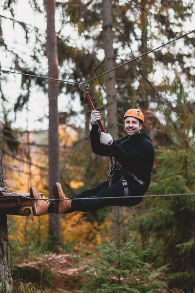 Oraşul Frânghiilor Fac Sport Bărbat Cască Atârnată Frânghie Siguranţă Parcul — Fotografie, imagine de stoc