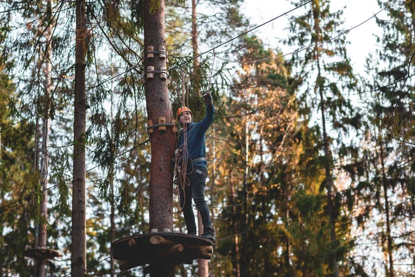 Верёвка Заниматься Спортом Человек Шлеме Висящий Страховочной Веревке Парк Приключений — стоковое фото