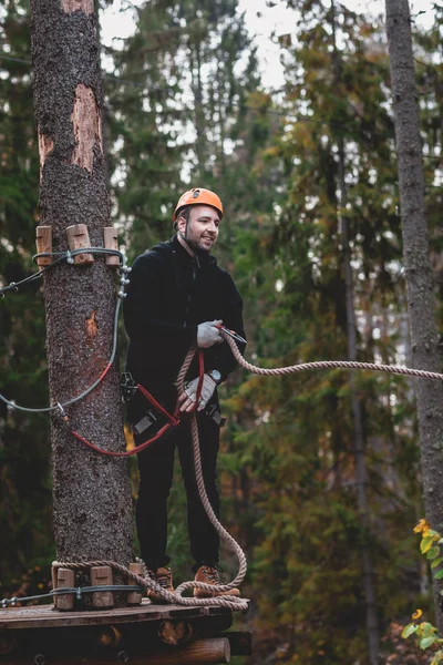 Seilerstadt Sport Treiben Ein Mann Mit Helm Der Einem Sicherheitsseil — Stockfoto