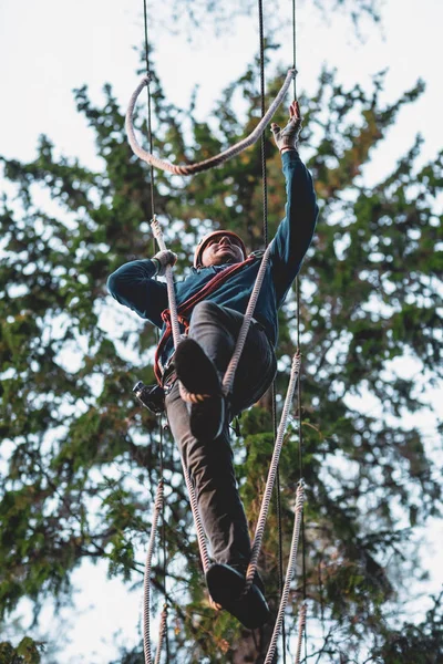 極端な公園 冒険の公園公園の男 ロープの町 スポーツの国公園 — ストック写真