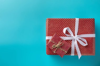 mavi arka plan üzerinde iki kırmızı hediye kutusu