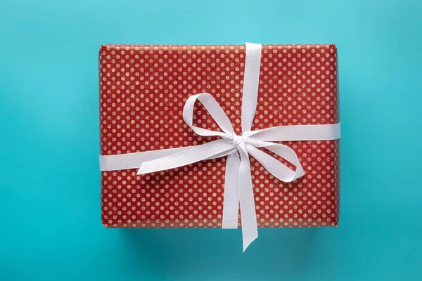 Caja de regalo roja sobre fondo azul —  Fotos de Stock