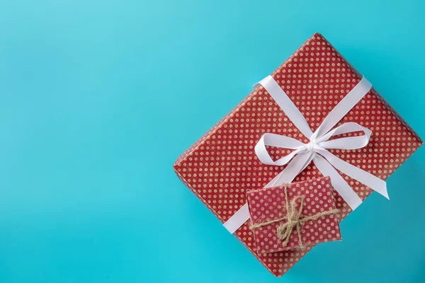 Caja de regalo roja grande y pequeña sobre fondo azul —  Fotos de Stock