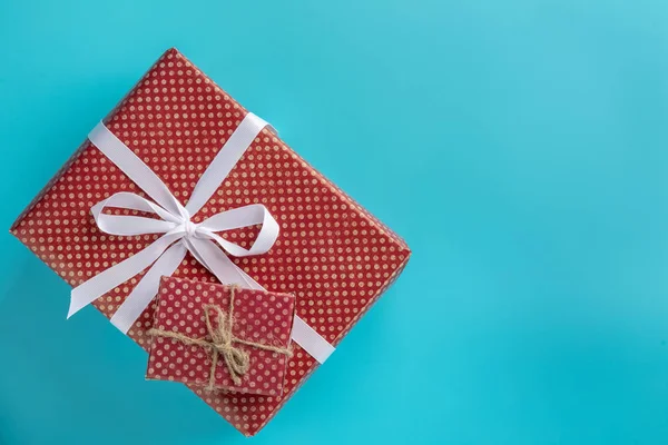 Dos caja de regalo roja sobre fondo azul —  Fotos de Stock