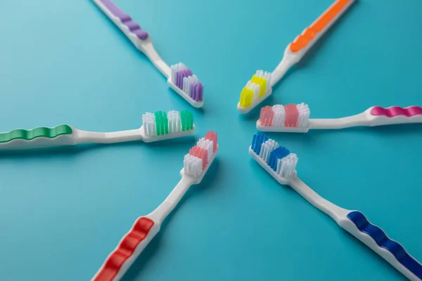 Cepillos de dientes en forma de estrella sobre un fondo azul — Foto de Stock