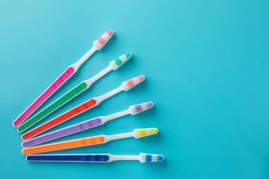 Aile diş fırçaları mavi zemin üzerine. boşaltmak. metin için yer