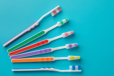 Mavi arka plan üzerinde diş fırçaları. şeklinde bir nesne parçaları.