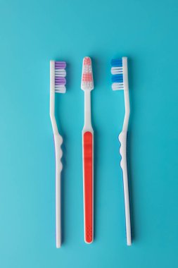 mavi bir arka plan formu diş fırçaları