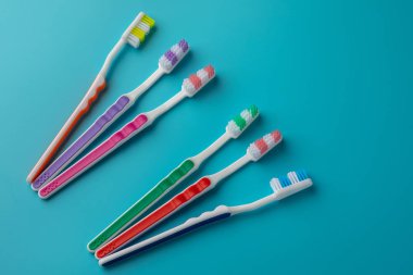 mavi bir arka plan formu diş fırçaları