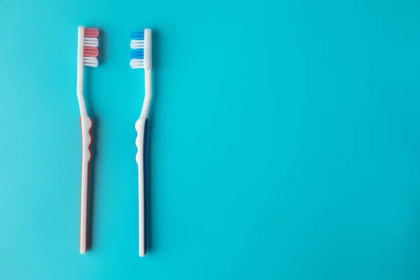 Cepillos de dientes sobre fondo azul — Foto de Stock