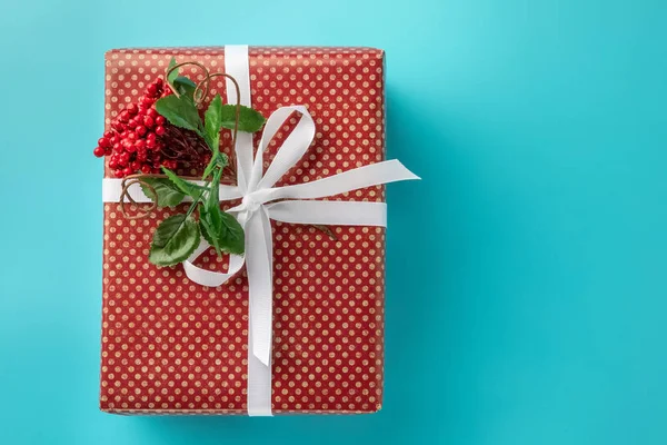 Caja de regalo roja sobre fondo azul. espacio de copia —  Fotos de Stock
