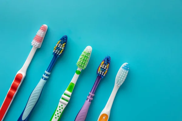 Cepillos de dientes en forma de fondo azul — Foto de Stock