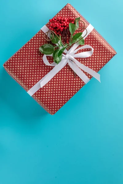 Caja Regalo Roja Sobre Fondo Azul Cinta Blanca Acostado Espacio —  Fotos de Stock