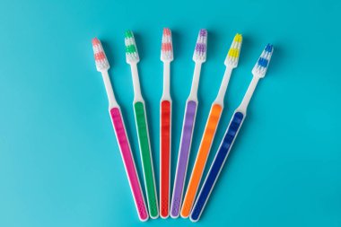 Mavi arka plan üzerinde diş fırçaları. şeklinde bir nesne parçaları.