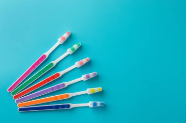 Aile diş fırçaları mavi zemin üzerine. boşaltmak. metin için yer