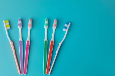 Mavi arka plan üzerinde diş fırçaları. altı şekilli parçalar.