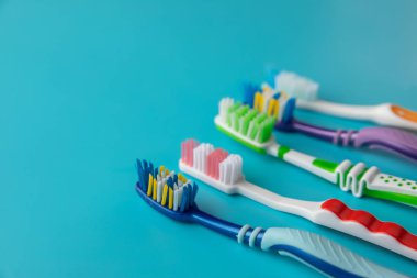 Mavi arka plan üzerinde diş fırçaları. şeklinde bir nesne parçaları.