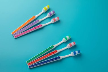 mavi bir arka plan formu diş fırçaları