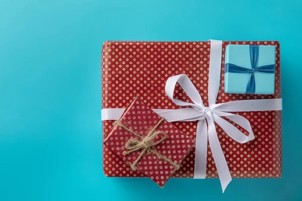 Caja Regalo Grande Pequeña Sobre Fondo Azul Cinta Blanca Puesta —  Fotos de Stock