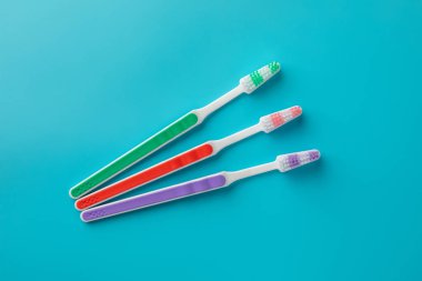 Mavi arka plan üzerinde diş fırçaları. şeklinde bir nesne parçaları.