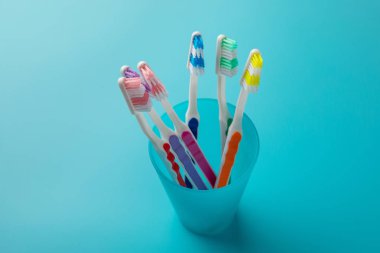 üzerinde mavi bir arka plan mavi bir cam diş fırçaları.