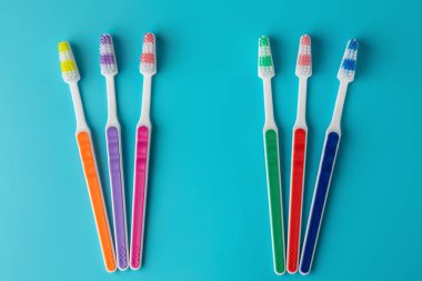 Mavi arka plan üzerinde diş fırçaları. şeklinde bir nesne parçaları.