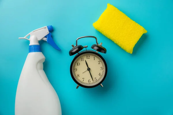 Temizlik Malzemeleri Araçları Ile Temizlik Zamanı Saat Mavi Bir Arka — Stok fotoğraf