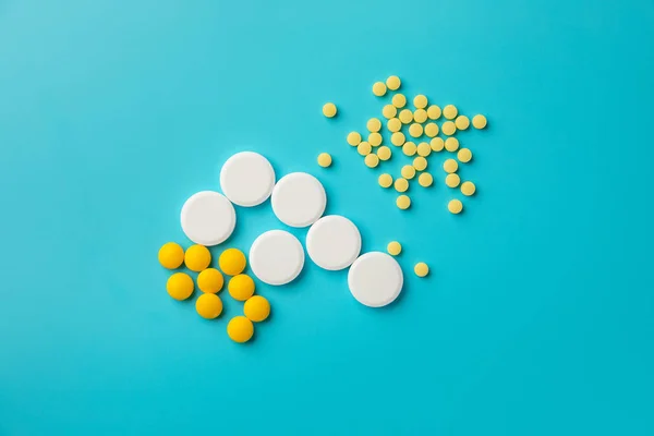 Beyaz Sarı Ilaçlar Mavi Arka Plan Hapları Kopya Alanı Metin — Stok fotoğraf