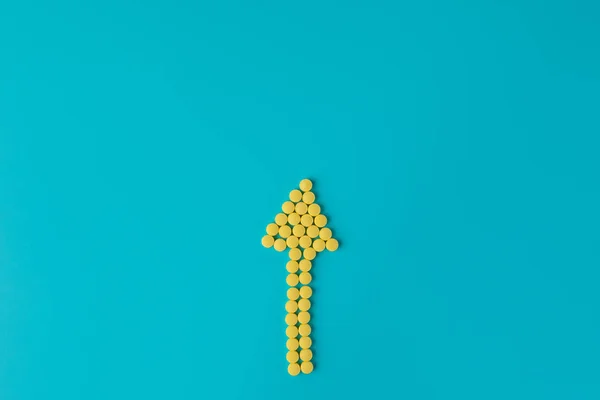 Arrow Yellow Pills Blue Background Flat Lay Top View — Stock Photo, Image
