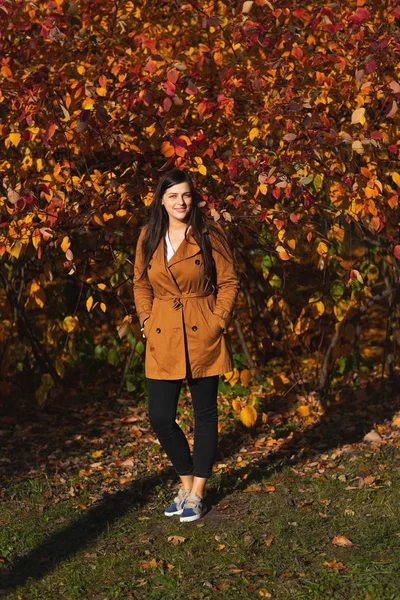 Portrét mladé městský styl ženy stojící v parku. Podzimní sezóna. — Stock fotografie