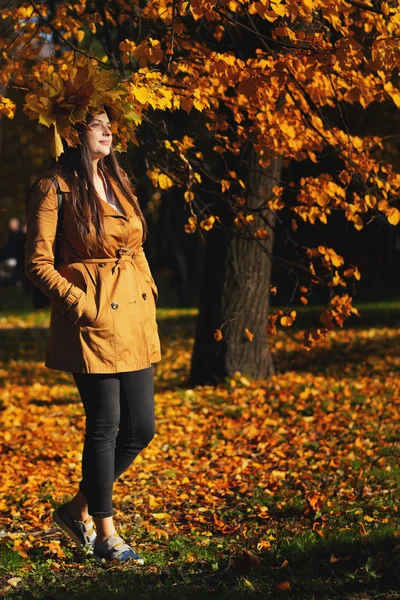 Venku životní styl zblízka portrétní okouzlující mladá žena nosí věnec podzimní listí. chůze na podzim park. Věnec z javorového listí — Stock fotografie