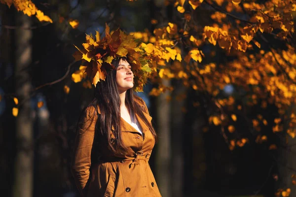Venku životní styl zblízka portrétní okouzlující mladá žena nosí věnec podzimní listí. chůze na podzim park. Věnec z javorového listí — Stock fotografie