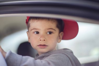 Portre arabada küçük çocuk.