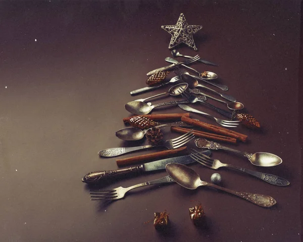 Eski bir vintage kart kavramı. Soyut Noel ağacı çatal koyu kahverengi zemin üzerine yapılan.