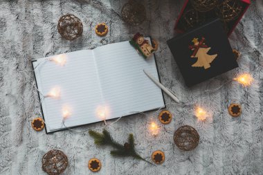 Noel ağacı oyuncaklar arka plan üzerinde not defteri. Çelenk. yukarıdan görüntüleyin. Metin için yer