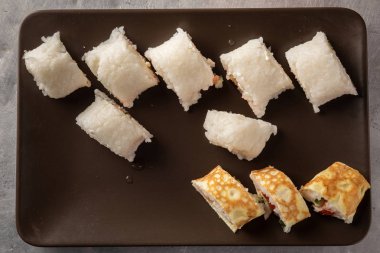 pirinç almak kurulu pişirme üzerinde. üstten görünüm, gözleme