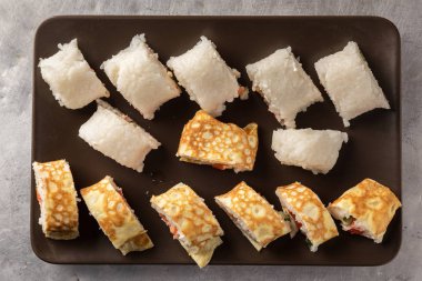 pirinç bir plaka üzerinde rulo. yukarıdan görüntüleyin. üstten görünüm, gözleme