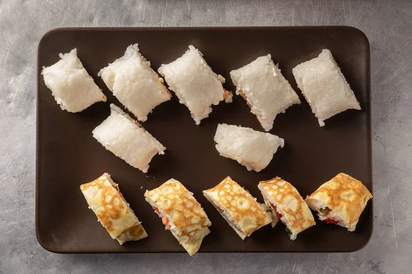 pirinç bir plaka üzerinde rulo. yukarıdan görüntüleyin. üstten görünüm, gözleme