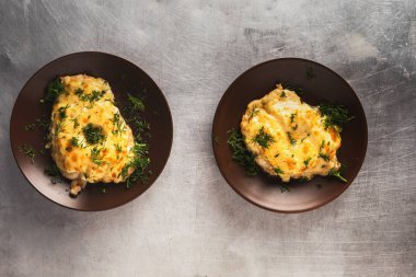 lezzetli tavuk filles ananas, fırında pişmiş ve eritilmiş peynir ile tepesinde.