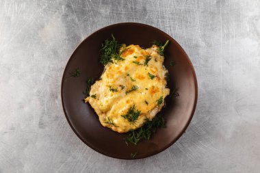 lezzetli tavuk filles ananas, fırında pişmiş ve eritilmiş peynir ile tepesinde