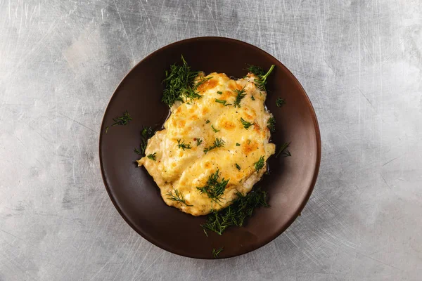 lezzetli tavuk filles ananas, fırında pişmiş ve eritilmiş peynir ile tepesinde