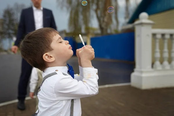 Foukat Bubliny Kluk Hraje Mýdlové Bubliny — Stock fotografie