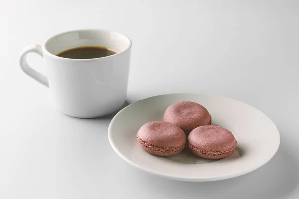 Xícara branca de café com biscoitos em alta chave. macarões — Fotografia de Stock
