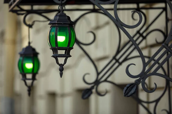 Linterna en la entrada de la casa. lámpara de calle verde vintage . — Foto de Stock