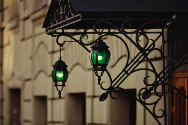 Linterna verde en la entrada de la casa. lámpara de calle vintage . — Foto de Stock