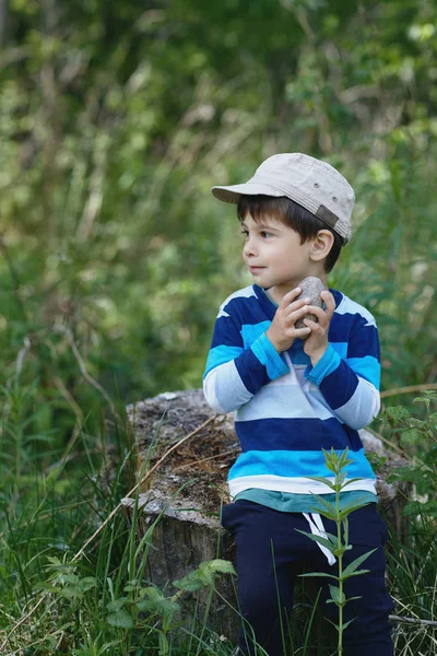 Podobizna chlapce v přírodě. letní zelené pozadí — Stock fotografie