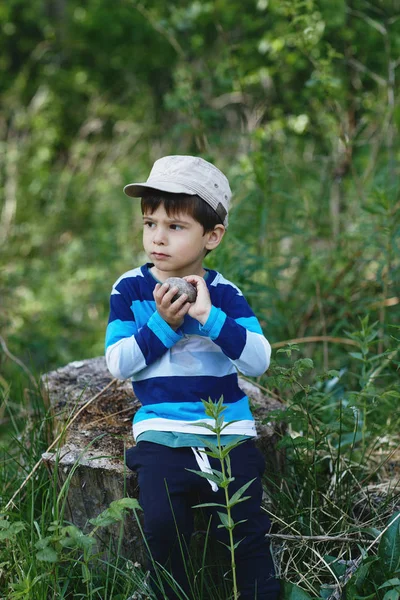 Ritratto di un ragazzo in natura. estate sfondo verde — Foto Stock