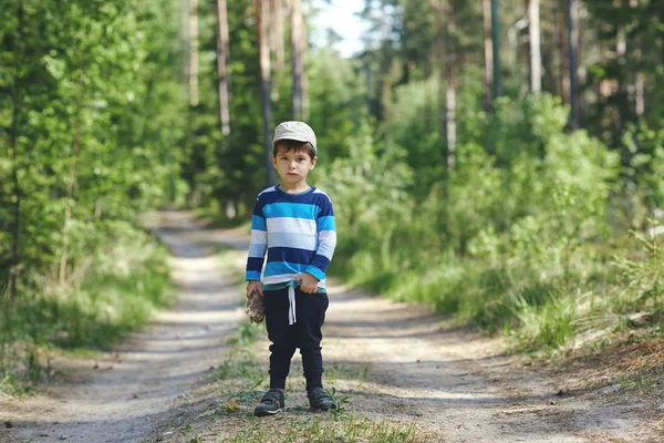 Portret chłopca w przyrodzie. letnie zielone tło — Zdjęcie stockowe