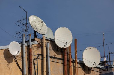 Uydu Antenleri ile bir tuğla ev parçası