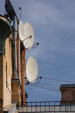 Uydu Antenleri ile bir tuğla ev parçası